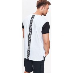 T-SHIRT MĘSKI Z KONTRASTOWYMI RĘKAWAMI. Bluzki z długim rękawem marki TOP SECRET. W wyprzedaży za 14.99 zł.