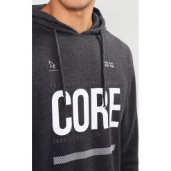 Jack & Jones JCOSCONE HOOD Bluza z kapturem dark grey melange. Bluzy z kapturem marki Jack & Jones, m, z bawełny, z kapturem. W wyprzedaży za 134.10 zł.