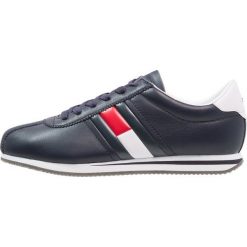 Tommy Jeans RETRO FLAG Sneakersy niskie dark blue. Buty sportowe casual marki Tommy Jeans. Za 379.00 zł.