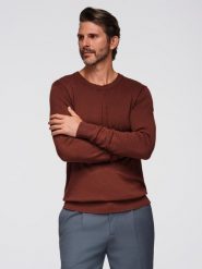 Męski sweter z okrągłym dekoltem z elastycznej dzianiny o klasycznym splocie - bordowy V4 - Rozmiar: L. Czerwone swetry nierozpinane Ombre Clothing, l, bez wzorów, z dzianiny, bez kołnierzyka, bez ramiączek. W wyprzedaży za 142.49 zł.