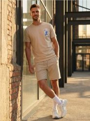 Szorty slim basic - beżowy. Brązowe krótkie spodenki sportowe Sinsay, l, bez wzorów. W wyprzedaży za 13.99 zł.