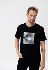 Koszulka z nadrukiem, Comfort Fit, T-VIBES. T-shirty Volcano, l, bez wzorów, z bawełny, bez kołnierzyka, bez ramiączek. Za 59.99 zł.