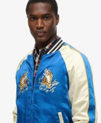 Superdry Sukajan Haftowana Kurtka Bomber – Lekki Błysk. Niebieskie kurtki Superdry, xl, bez wzorów, z bawełny, bez kaptura. Za 615.90 zł.