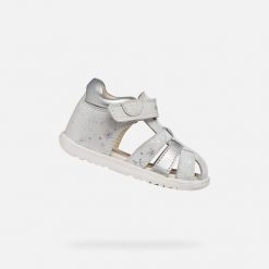 Sandały GEOX B SANDAL MACCHIA GIR Srebrny. Białe sandały Geox, ze skóry, bez zapięcia. Za 218.99 zł.