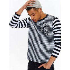 T-SHIRT MĘSKI W PASKI Z DŁUGIM RĘKAWEM I APLIKACJĄ. Bluzki z długim rękawem marki TOP SECRET. W wyprzedaży za 49.99 zł.