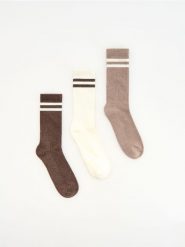3 pack długich skarpet - brązowy. Brązowe skarpety Reserved, bez wzorów. Za 39.99 zł.