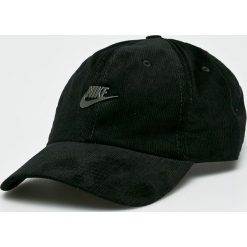 Nike Sportswear - Czapka. Czarne czapki z daszkiem marki Nike Sportswear. Za 89.90 zł.