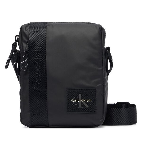 Saszetka Calvin Klein. Czarne saszetki i nerki CALVIN KLEIN, bez wzorów, małe, bez dodatków. Za 329.99 zł.