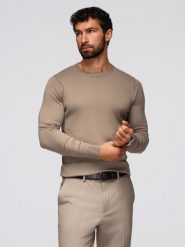 Sweter męski klasyczny z wiskozą BASIC z okrągłym dekoltem – ciemnobeżowy V15 - Rozmiar: L. Brązowe swetry nierozpinane Ombre Clothing, l, bez wzorów, z dzianiny, bez kołnierzyka, bez ramiączek. W wyprzedaży za 89.99 zł.