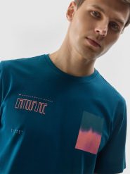 4F T-shirt z nadrukiem męski - turkusowy S. Niebieskie t-shirty 4F, m, z aplikacjami, z bawełny, bez kołnierzyka, bez ramiączek. W wyprzedaży za 39.99 zł.