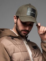 Męska czapka bejsbolówka z daszkiem i dużą naszywką – khaki V2 OM-ACCS-0101 - uniwersalny. Czarne czapki z daszkiem Ombre Clothing, z aplikacjami, z bawełny. Za 59.99 zł.