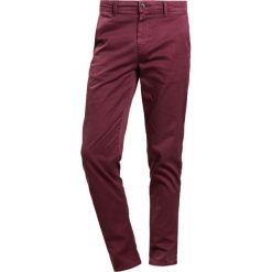 BOSS CASUAL SCHINO Chinosy open red. Eleganckie spodnie BOSS CASUAL. W wyprzedaży za 349.30 zł.