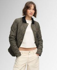 Superdry Kurtka ocieplana z ozdobą z sztruksu — slim fit – olive Khaki. Zielone kurtki Superdry, z aplikacjami, z bawełny, bez kaptura. Za 603.00 zł.