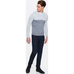 SWETER MĘSKI Z DEKOLTEM W SEREK Z PRZĘDZY W DWÓCH KOLORACH. Swetry nierozpinane TOP SECRET. W wyprzedaży za 29.99 zł.
