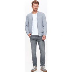 KARDIGAN MĘSKI TYPU BOMBER ZE STRUKTURALNEJ DZIANINY. Golfy marki TOP SECRET. W wyprzedaży za 69.99 zł.