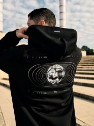 4F Bluza dresowa z bawełną organiczną męska 4F x Robert Lewandowski L. Czarne bluzy 4F, l, bez wzorów, z bawełny, z kapturem. W wyprzedaży za 179.99 zł.
