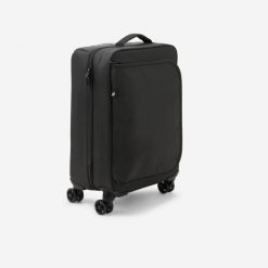 Walizka kabinowa na 4 kółkach 30 litrów. Czarne walizki Decathlon, bez wzorów, z materiału. Za 319.99 zł.