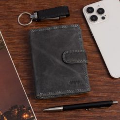 Portfel skórzany męski pionowy z zapinią klasyczny czarny RFiD Beltimore S49. Czarne portfele bez wzorów. Za 59.90 zł.