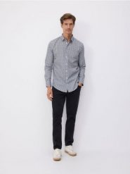 Bawełniana koszula slim fit - granatowy. Niebieskie koszule Reserved, l, bez wzorów, z bawełny, bez kołnierzyka, bez ramiączek. W wyprzedaży za 89.99 zł.
