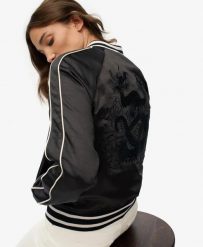 Superdry Pikowana bomberka Suikajan z haftem – Black. Czarne kurtki Superdry, bez wzorów, z bawełny, bez kaptura. Za 559.35 zł.