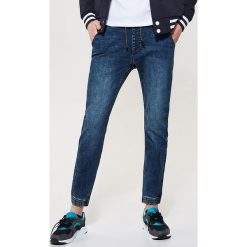 Jeansowe spodnie typu jogger - Granatowy. Jeansy marki House. W wyprzedaży za 69.99 zł.