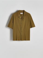 Bawełniana koszula comfort fit - oliwkowy. Zielone koszule Reserved, l, bez wzorów, z bawełny, bez kołnierzyka, bez ramiączek. W wyprzedaży za 69.99 zł.