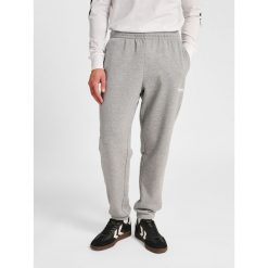 Spodnie do biegania Hummel Legacy 2.0. Szare spodnie materiałowe Hummel, na co dzień, na lato, bez wzorów, z dresówki, sportowe. Za 269.50 zł.