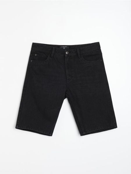 Szorty jeansowe - czarny. Czarne krótkie spodenki sportowe Sinsay, l, bez wzorów, z jeansu. W wyprzedaży za 35.99 zł.
