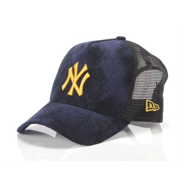 Czapka typu Trucker New York Yankees Tie Dye Cord. Niebieskie czapki z daszkiem New Era, bez wzorów, z materiału. Za 172.10 zł.