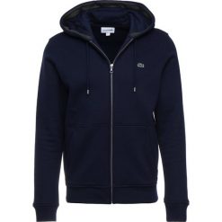 Lacoste Bluza z kapturem marine baobab. Bluzy z kapturem marki LACOSTE. Za 509.00 zł.