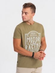 T-shirt męski bawełniany z nadrukiem - oliwkowy V2. Zielone t-shirty Ombre Clothing, l, bez wzorów, z bawełny, bez kołnierzyka, bez ramiączek. W wyprzedaży za 19.99 zł.