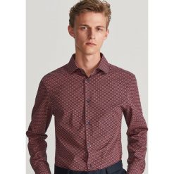 Koszula regular fit z drobnym wzorem - Granatowy. Niebieskie koszule Reserved, l, bez wzorów, bez kołnierzyka, bez ramiączek. Za 99.99 zł.