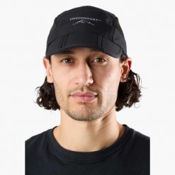 Czapka z daszkiem Wędrówki unisex Swedemount Lofoten Packable Cap szybkoschnąca. Czarne czapki z daszkiem SWEDEMOUNT, bez wzorów. Za 79.99 zł.