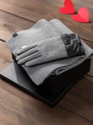 Zestaw prezentowy dla niego w kolorze szarym – dzianinowy szalik + rękawiczki w jodełkę – Z93 - one size. Szare rękawiczki Ombre Clothing, z aplikacjami, z dzianiny. Za 95.99 zł.