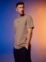 4F T-shirt regular gładki męski 4F x Robert Lewandowski - beżowy S. Brązowe t-shirty 4F, m, bez wzorów, z bawełny, bez kołnierzyka, bez ramiączek. Za 99.99 zł.