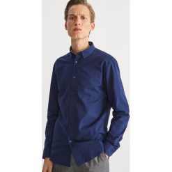 Bawełniana koszula slim fit - Granatowy. Koszule Reserved. Za 89.99 zł.