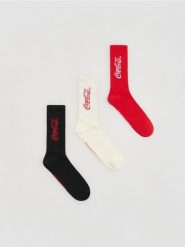 3 pack skarpet z napisem Coca-Cola - czerwony. Czerwone skarpety Reserved, bez wzorów. Za 59.99 zł.