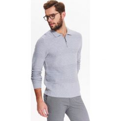 SWETER MĘSKI Z WZORZYSTEJ DZIANINY Z KOŁNIERZYKIEM I KRÓTKIM ZAMKIEM. Szare golfy TOP SECRET, na jesień, l, bez wzorów, z dzianiny, bez kołnierzyka, bez ramiączek. W wyprzedaży za 39.99 zł.