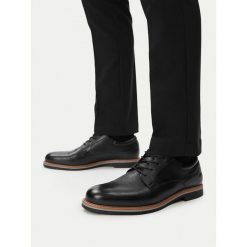 Półbuty Lasocki. Czarne eleganckie półbuty Lasocki, bez wzorów, bez obcasa, bez zapięcia. Za 249.99 zł.