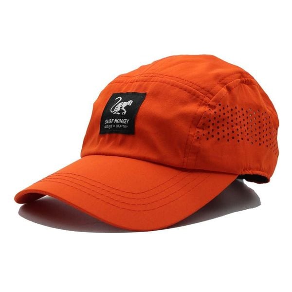 Czapka sportowa - Bieganie - Szybkoschnąca (Czerwony). Czerwone czapki z daszkiem SURF MONKEY, bez wzorów, z materiału. Za 159.95 zł.