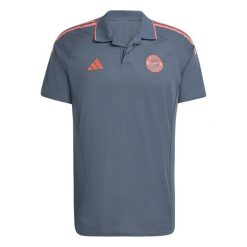 Polo Bayernu Monachium 2025/26. Szare koszulki polo Adidas, bez wzorów, bez kołnierzyka, bez ramiączek. W wyprzedaży za 192.00 zł.