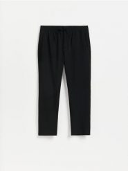 Spodnie jogger - czarny. Czarne joggery i bojówki Reserved, l, bez wzorów, z tkaniny. Za 149.99 zł.