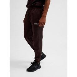 Jogging Hummel Tech Regular. Brązowe szorty Hummel, bez wzorów, z bawełny, sportowe. Za 293.50 zł.