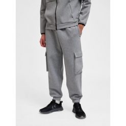 Spodnie cargo Hummel Tech. Szare szorty Hummel, bez wzorów, sportowe. Za 296.55 zł.