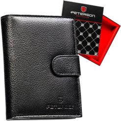 Czarny portfel męski ze skóry naturalnej zamykany zatrzaskiem i wyposażony w system RFID - Peterson. Czarne portfele Peterson, bez wzorów, ze skóry. Za 139.99 zł.