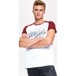 T-SHIRT MĘSKI Z KONTRASTOWYM RĘKAWEM. Bluzki z długim rękawem TOP SECRET. W wyprzedaży za 19.99 zł.