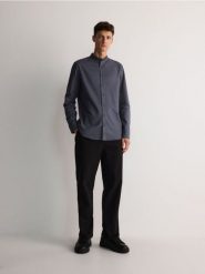 Koszula slim z bawełny oxford - granatowy. Niebieskie koszule Reserved, l, bez wzorów, z bawełny, bez kołnierzyka, bez ramiączek. W wyprzedaży za 49.99 zł.