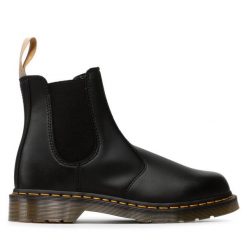 Sztyblety Dr. Martens. Czarne sztyblety Dr. Martens, bez wzorów, bez obcasa, bez zapięcia. Za 949.99 zł.