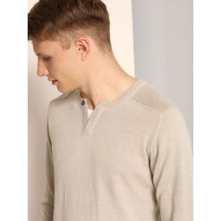 SWETER DŁUGI RĘKAW MĘSKI Z GUZIKIEM. Szare swetry nierozpinane TOP SECRET, na jesień, l, bez wzorów, bez kołnierzyka, bez ramiączek. W wyprzedaży za 49.99 zł.