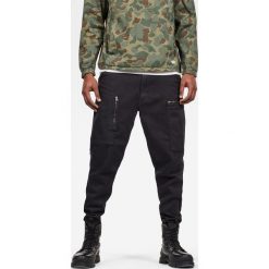 G-Star Raw - Spodnie. Czarne spodnie materiałowe G-Star Raw, na co dzień, bez wzorów, z bawełny, casualowe. W wyprzedaży za 429.90 zł.